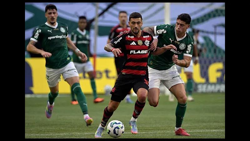 Cầu thủ của Palmeiras vượt qua cầu thủ của Flamengo trong trận đấu Cầu thủ của Palmeiras vượt qua cầu thủ của Flamengo trong trận đấu