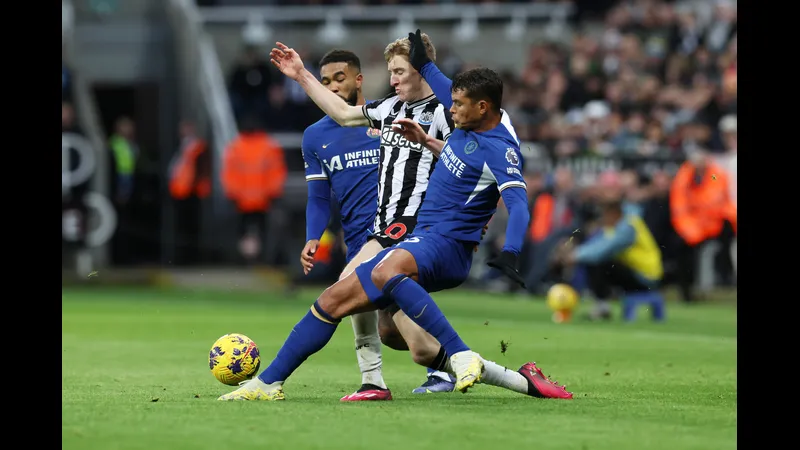 Cầu thủ của Chelsea nỗ lực giành bóng khỏi Newcastle trong trận đấu quyết liệt. Cầu thủ của Chelsea nỗ lực giành bóng khỏi Newcastle trong trận đấu quyết liệt.